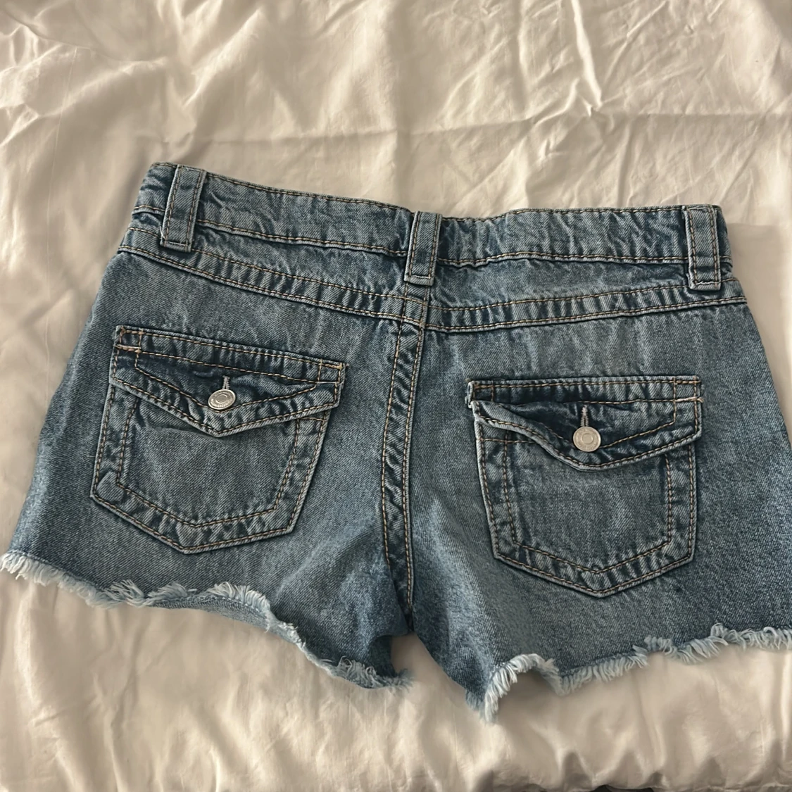 Blå jeansshorts från Gina Tricot - 1