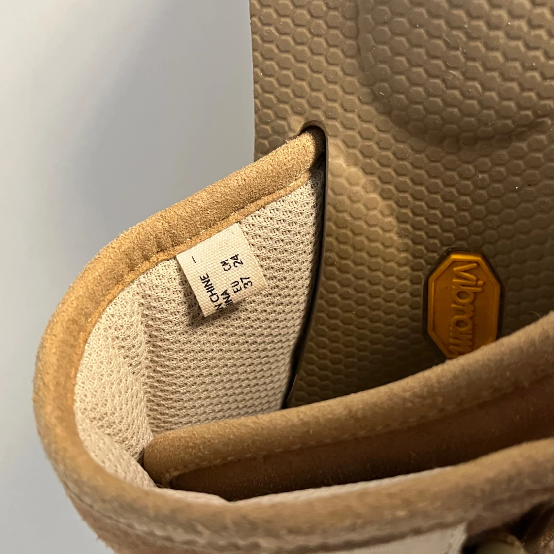 Beige sandaler från Suicoke i mocka - 2