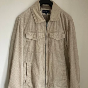 Beige manchesterjacka - Beige Manchester jacka  Storlek S  Längd 68cm  Bröstvidd 54cm x 2 = 108    Liten fläck på framsidan, se bild   Köpt på Kappahl för många år sedan
