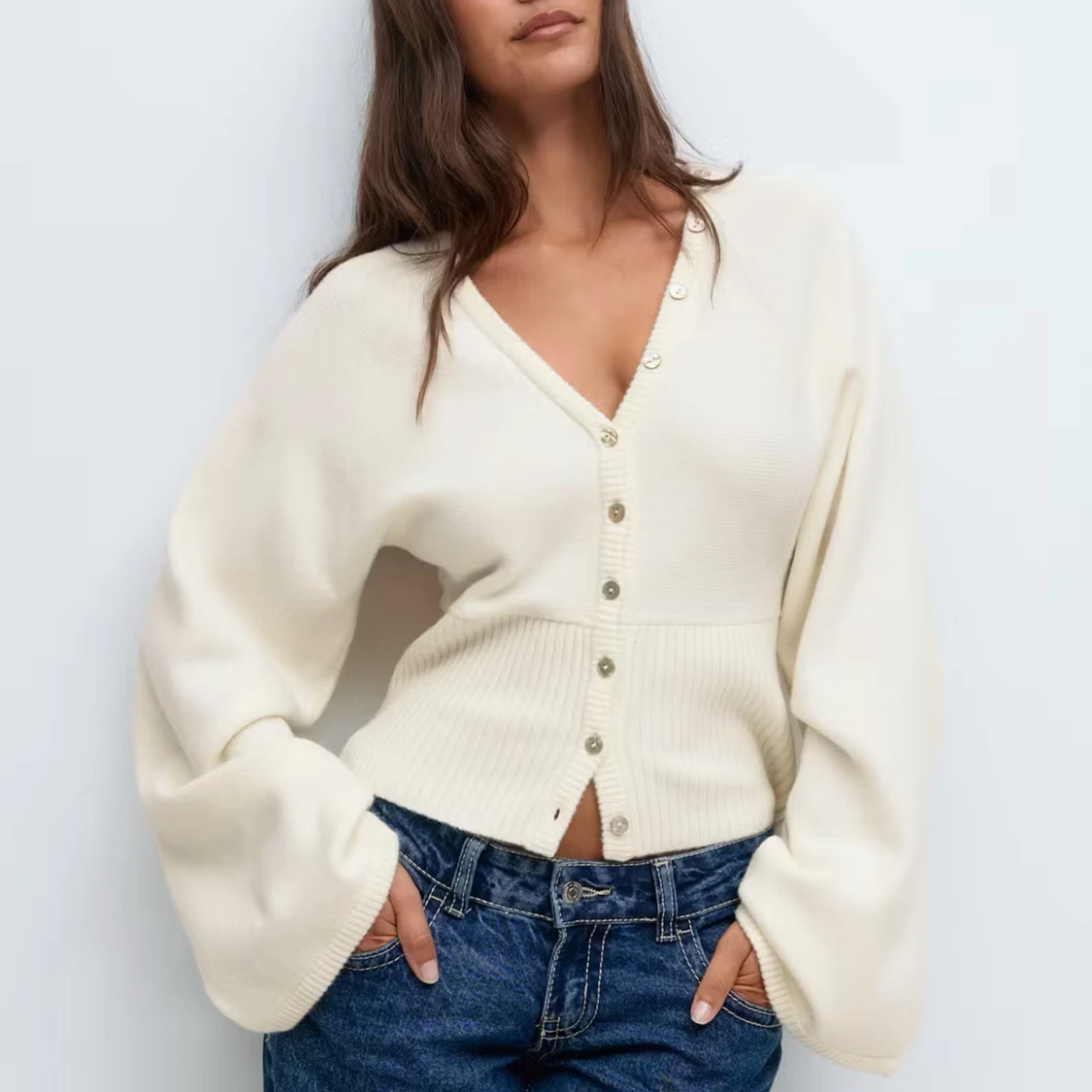 Vit kofta med v-ringning och knappar