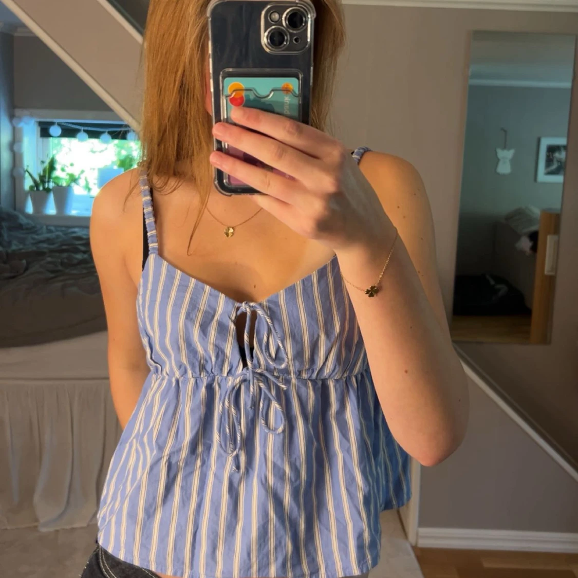 Blåvit randig linnetopp med knyt