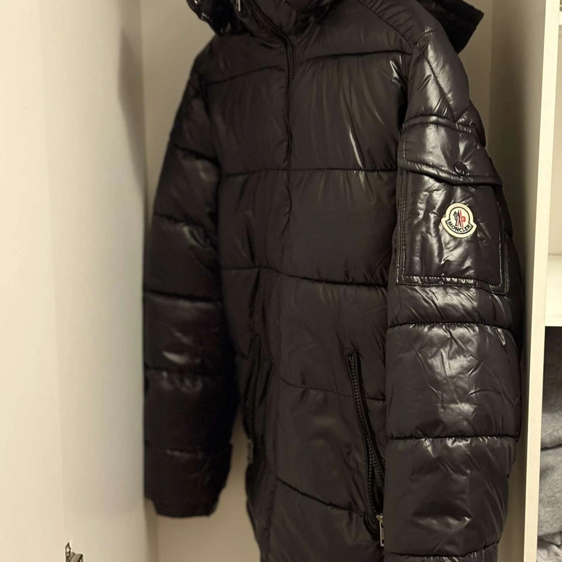 Svart Moncler pufferjacka M