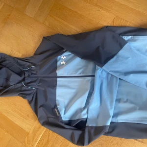 Under armour jacka - En mörk och ljusblå under armour jacka storlek Large, perfekt nu när hösten börjar komma. 