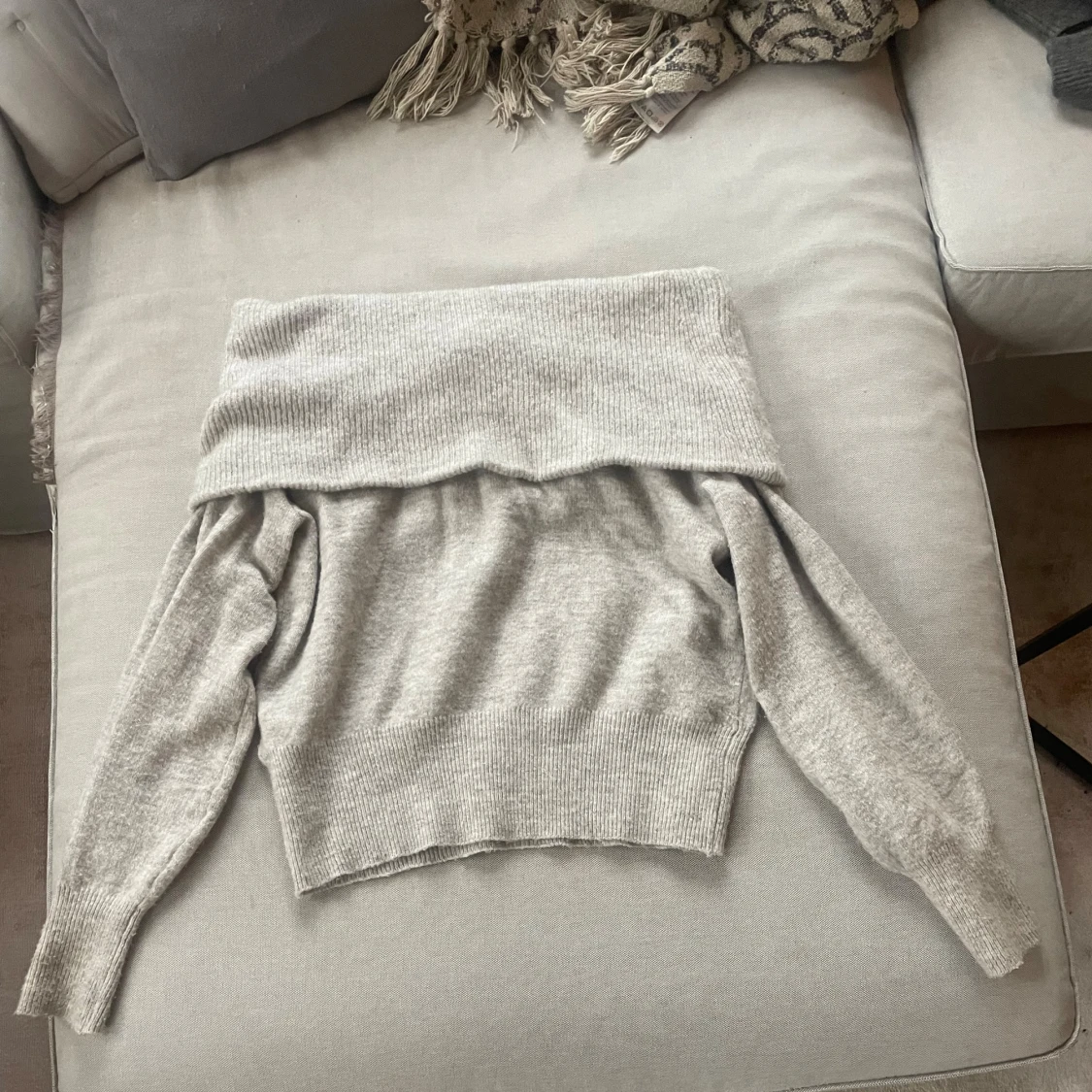 Ljusgrå offshoulder stickad tröja - 1
