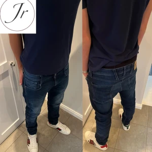 Replay jeans - Tjaba, nu säljer vi dessa av sköna replay jeans!🤩 De är slimfit och är storlek 29/32. Modellen på bilden är 174cm och väger 61kg. Finns inga defekter på jeansen. Hör av dig vid minsta fundering!!!