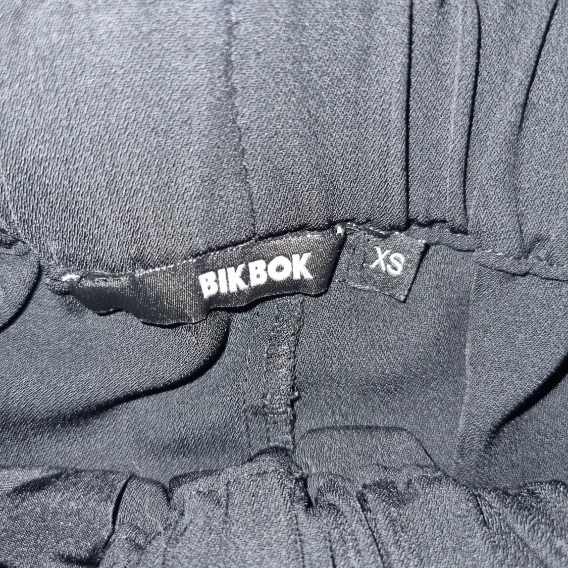 Svarta byxor med bälte från BikBok XS - 2