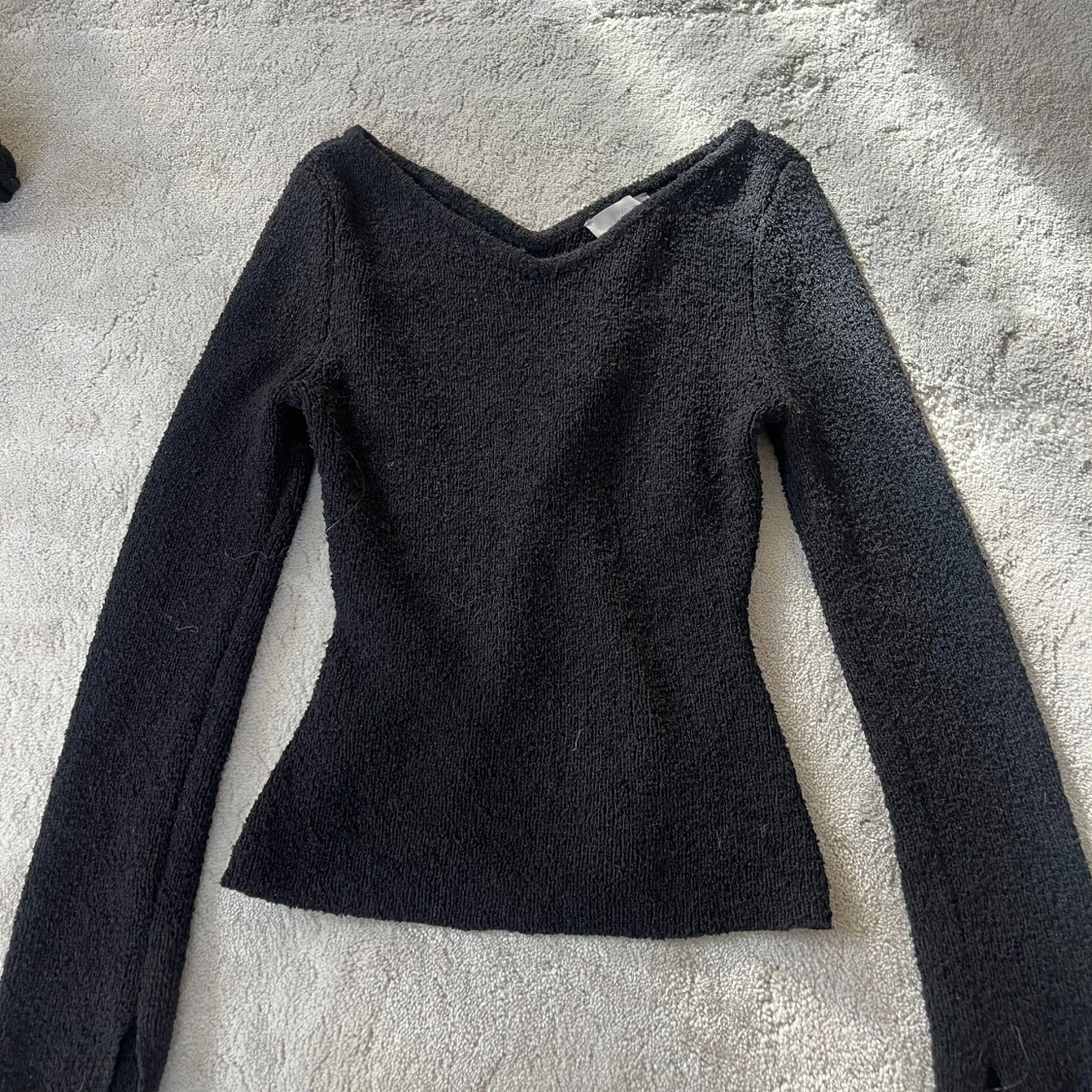 Svart stickad tröja med v-ringning