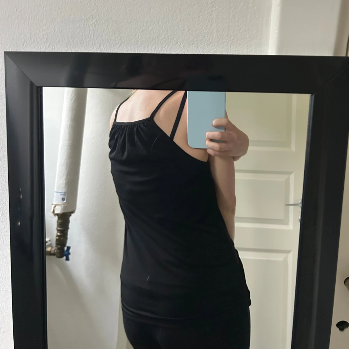 Svart omlott-linnetopp med smala axelband - 1