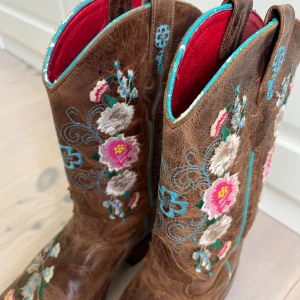 Cowboy boots - Unika cowboy boots med jättefina detaljer. Köpt på Beyond Retro. Storlek står ej men jag har vanligtvis 36 och de passar mig. Äkta läder!