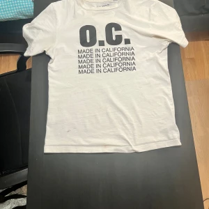 Our legacy T shirt - Chill Our legacy tisha i bra skick, Modellen är 180 och väger 70kg, Skriv vid minsta lilla