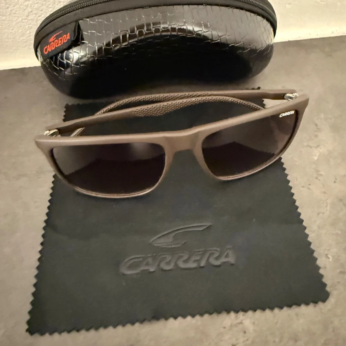 Bruna Carrera solglasögon med etui - 1