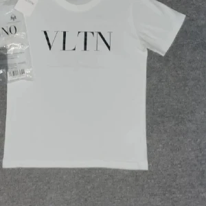 Vit VLTN t-shirt från Valentino - Säljer en vit valentino T-shirt i storlek S för 499 men kan gö 299 på snabbköp😁