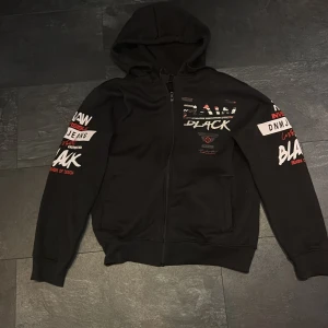 Svart hoodie RAW BLACK DNMJEANS - svart hoddie me tryk