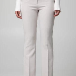 Ljusbeige raka kostymbyxor - Säljer mina ljusbeige kostymbyxor med raka ben och en medelhög midija. Använda 2-3 gånger så jag inte tycker att färgen beige passar min hudton riktigt. Byxorna är iprincip helt nya, kommer från Bikbok.🤍