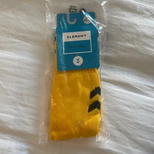 Fotbollsstrumpor  - Gula och svarta fotbollsstrumpor. Helt oöppnade, strl 39-42