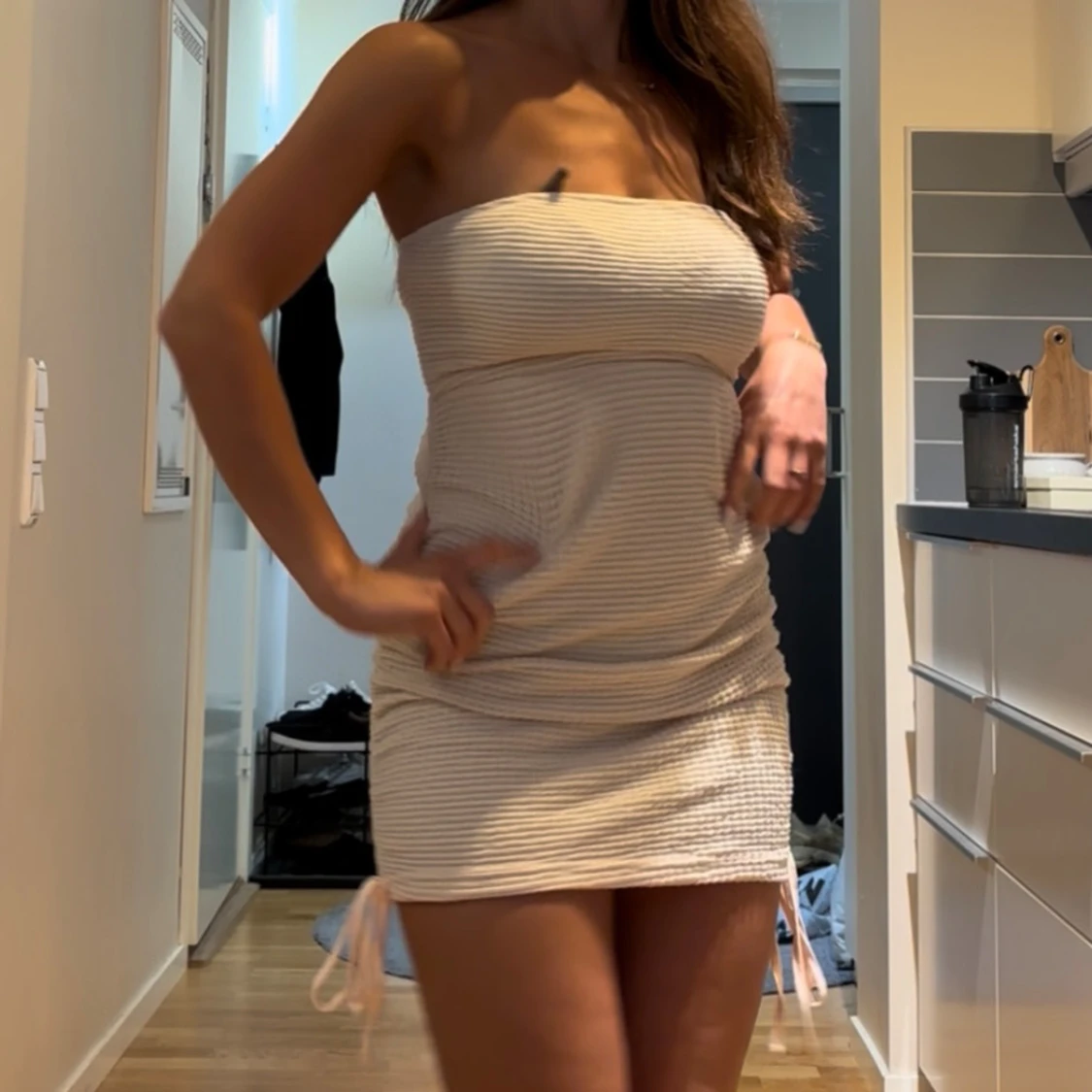 Vit ribbad tubklänning med knyt