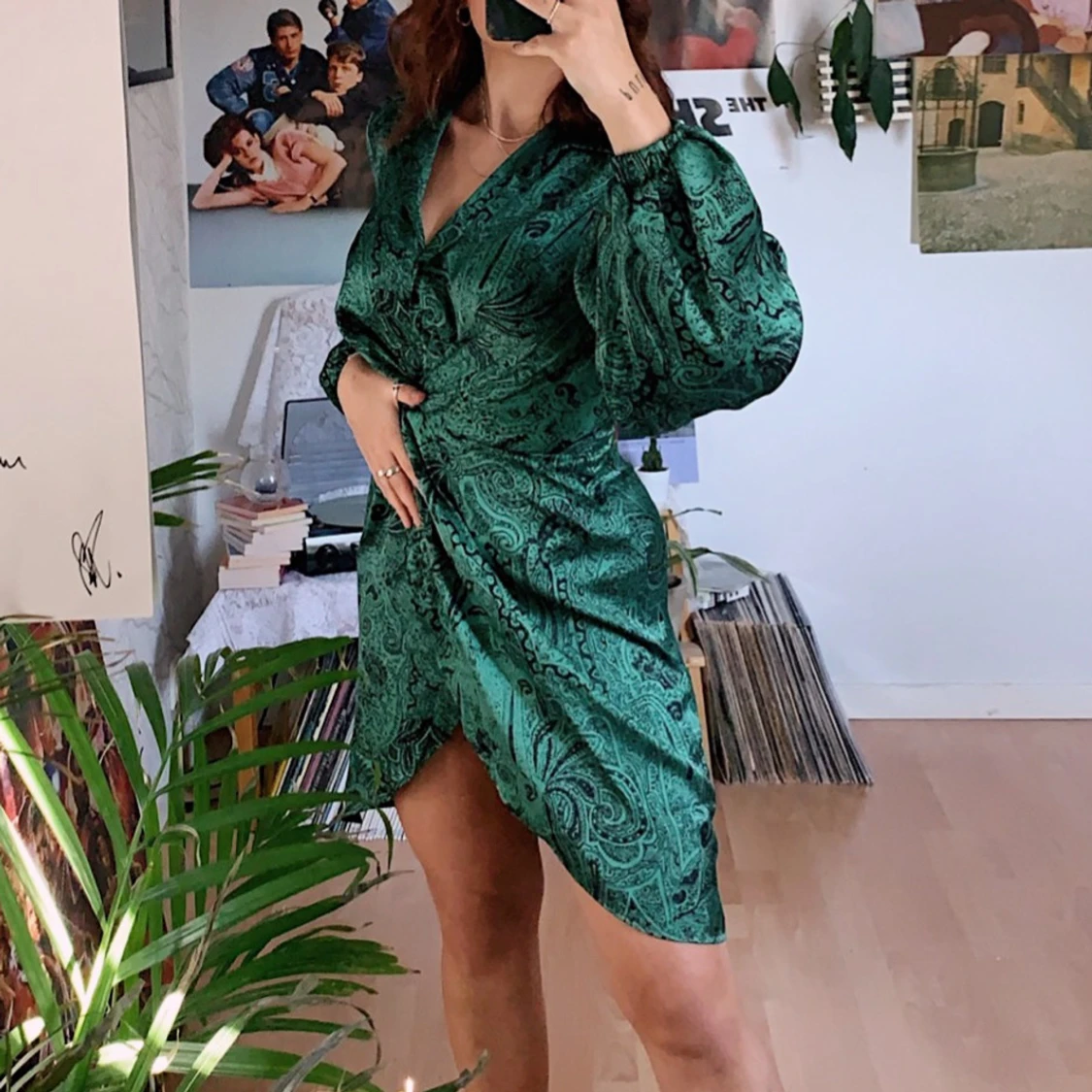 Grön omlottklänning med paisleymönster - 1