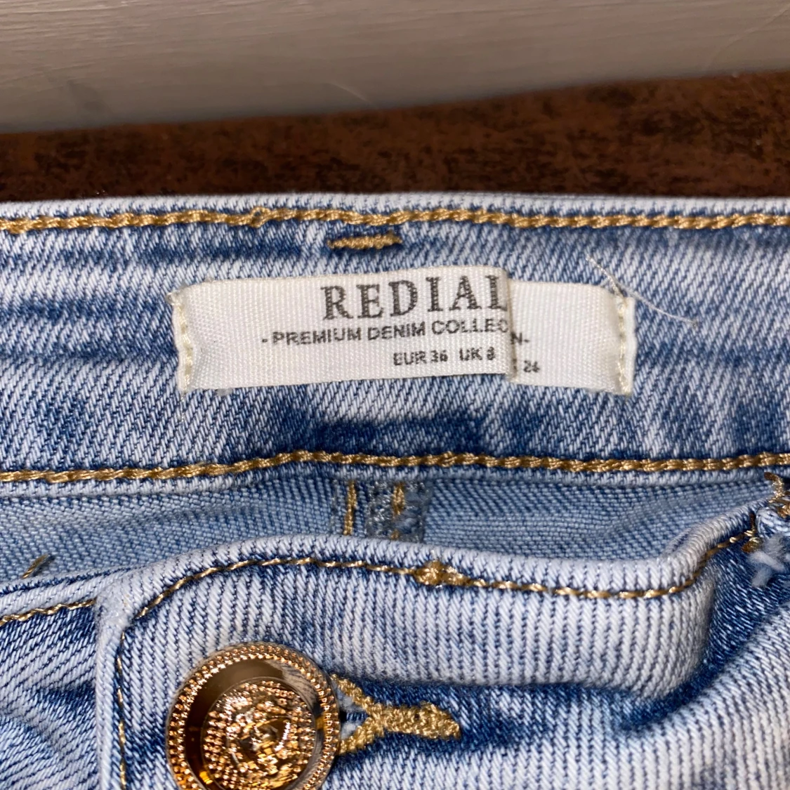 Fina ljus blåa jeans med gulddetaljer - 4