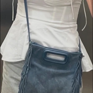Maje väska  - Säljer min make väska i mocka! Skriv för fler bilder💕 har ett axelband men även snygg att bara hålla i handen