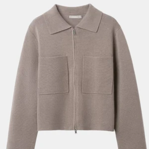 Beige stickad cardigan från Åhléns - Stickad beige cardigan från Åhléns med två stora bröstfickor och dragkedja framtill. Jackan har klassisk krage och raka, långa ärmar. Perfekt för lager-på-lager och en clean look. Fick hem igår och den satt inte så tight som jag ville att den skulle sitta 🫶🏼🫶🏼