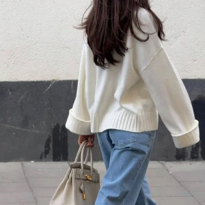 Vit oversized stickad tröja - Helt slutsåld vit oversized stickad tröja med breda ribbade muddar. Helt oanvänd med lappen kvar 