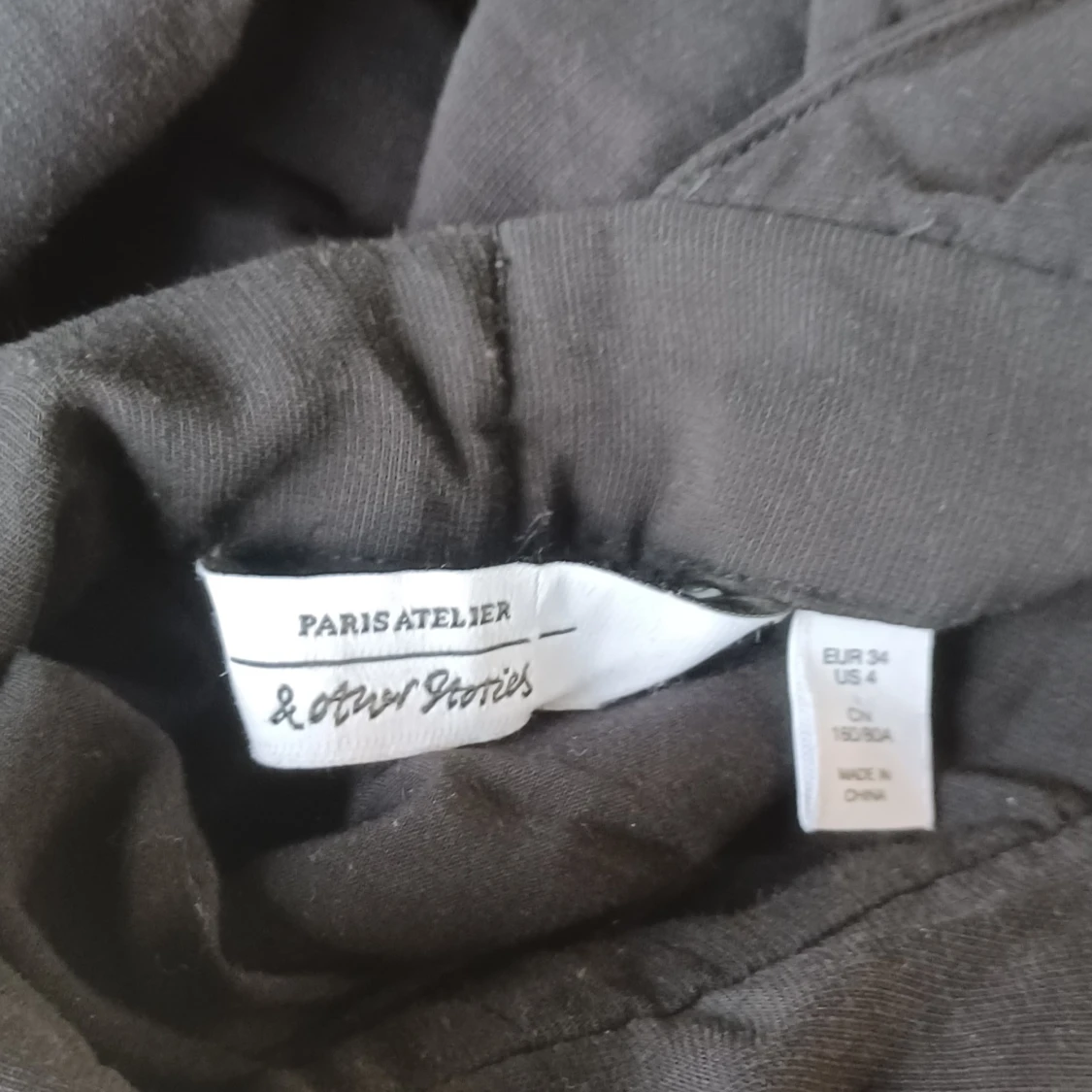 Svart långklänning med öppen rygg - 3