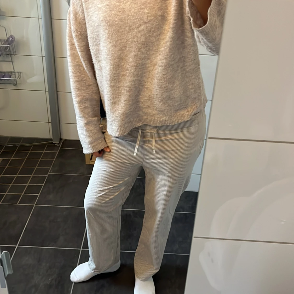 Randiga vida byxor med snörning - 1