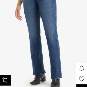 Blå Levi’s bootcut jeans  - Snygga blå jeans med bootcut och rak passform. Jeansen har klassisk femficksdesign och är tillverkade i ett mjukt denimtyg som sitter skönt. Väldigt bra skick. Storlek: W26 L32 