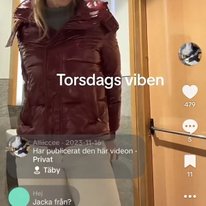 Vinröd pufferjacka med glansig finish - Säljer en vinröd pufferjacka med glansig yta och hög krage. Jackan har långa ärmar, dragkedja framtill och är vadderad för extra värme. Perfekt för kalla dagar och ger en cool vibe till din outfit.