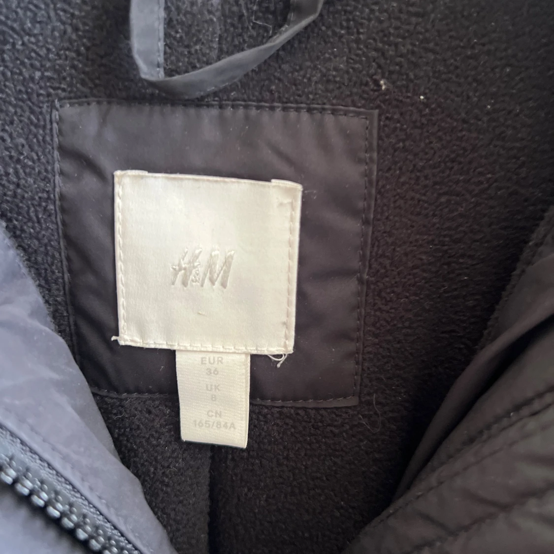 Svart pufferjacka med fuskpäls från H&M - 1