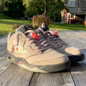 Jordan 5 psg mocka stl 39 - Säljer mina Jordan 5 low psg mocka för dom är för små och inte passar längre köpt i sneakerhyllan Göteborg har dock inte kvitto ny pris 2500kr säljer mina för 600 har ingen box