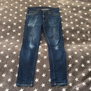 Nudie Jeans Herr - Tja, säljer ett par Nudie Jeans. Storlek 34/32. Skick 8/10, modellen ser vintage och lite urtvättad ut vilket är riktigt snyggt. Nypris 2000, mitt pris 429. Hör av dig vid frågor o funderingar!