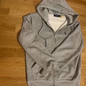 Polo raph lauren zip M - Hellt ny polo zip storlek M. Priset kan endast med snabba affär.