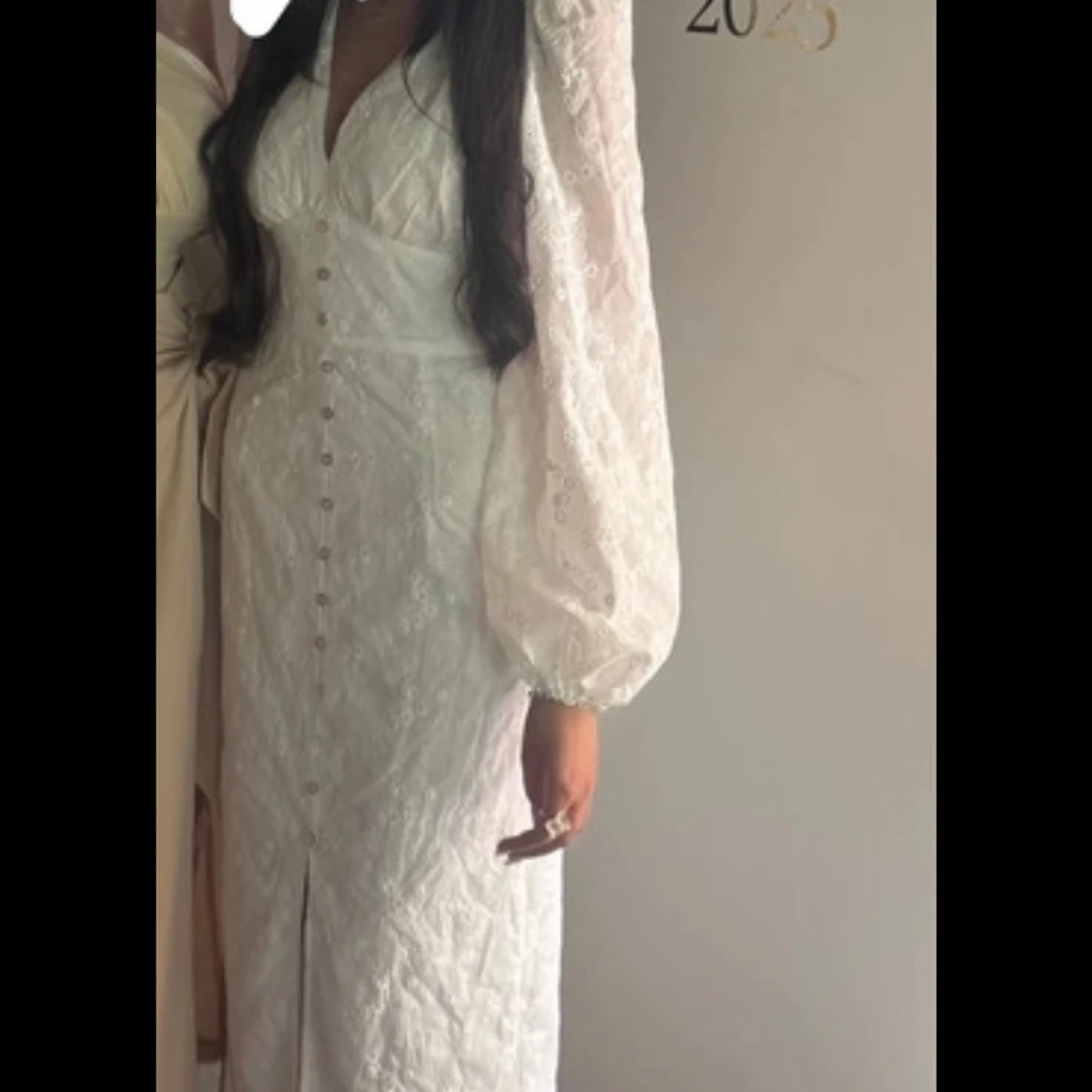 Vit långklänning med spets och puffärm