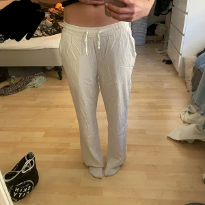 Vita linnebyxor  - Säljer dessa vita linnebyxor då jag har köpt ett par andra så använder ej dessa längre. 