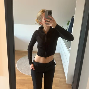 Ribbad tröja - Ribbad tröja från HM! I användt men bra skick❤️