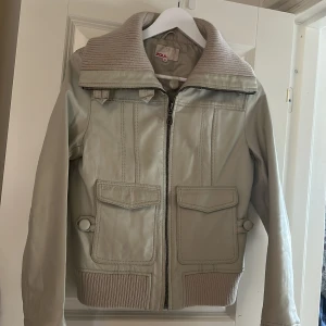 Beige skinnjacka från Zoul med krage - Fin skinnjacka från Zoul. Perfekt till nu när det börjar bli lite kallare. Ingår en extra knapp. Pris kan diskuteras.🍁
