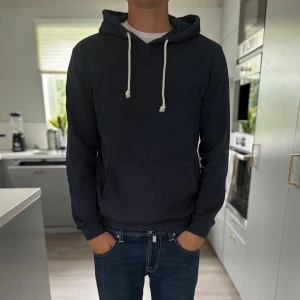 Mörkblå hoodie  - Stilren hoodie från pier one som sitter bra på kroppen, mycket skön på insidan och passar till det mesta