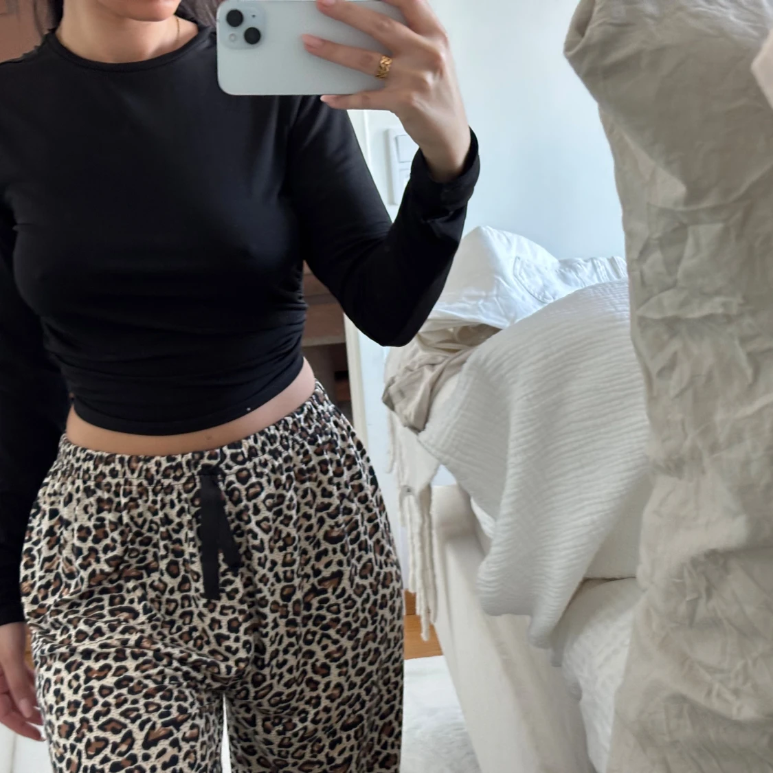 Svart tröja med öppen rygg