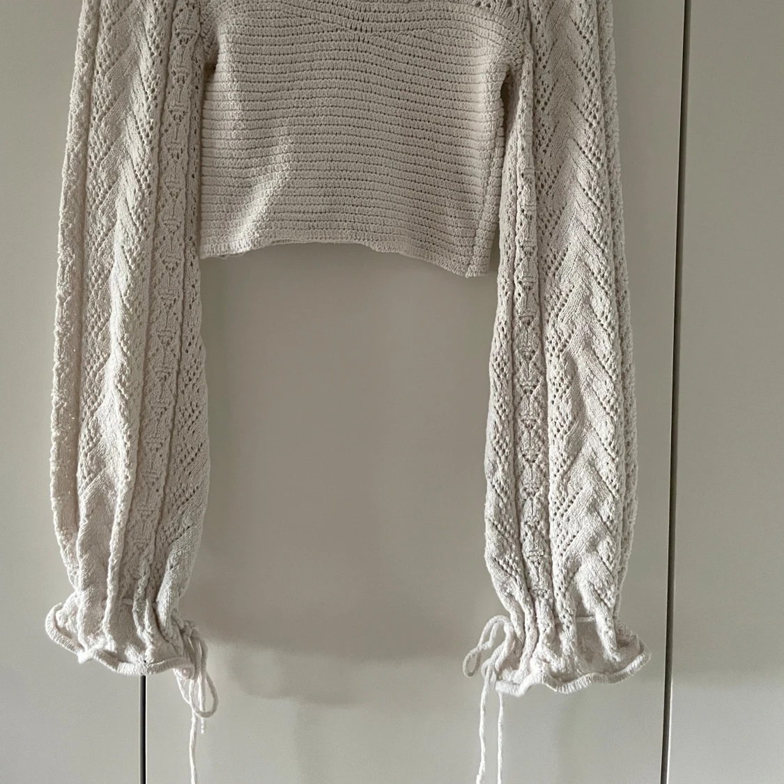 Vit stickad croppad topp Chiquelle - 1