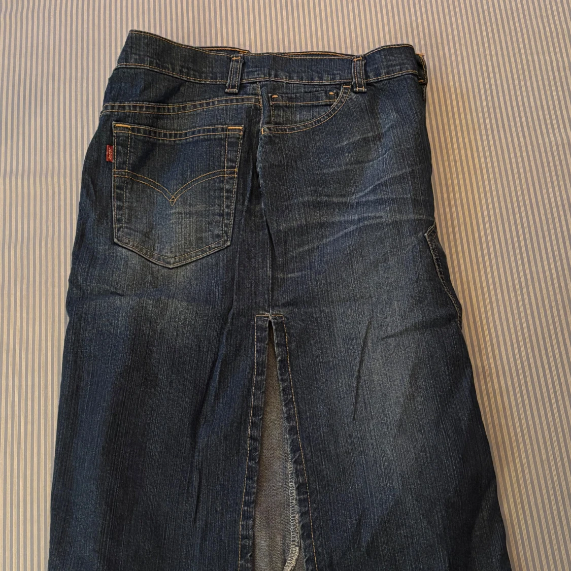 Lång jeanskjol från Levi's med slits - 2