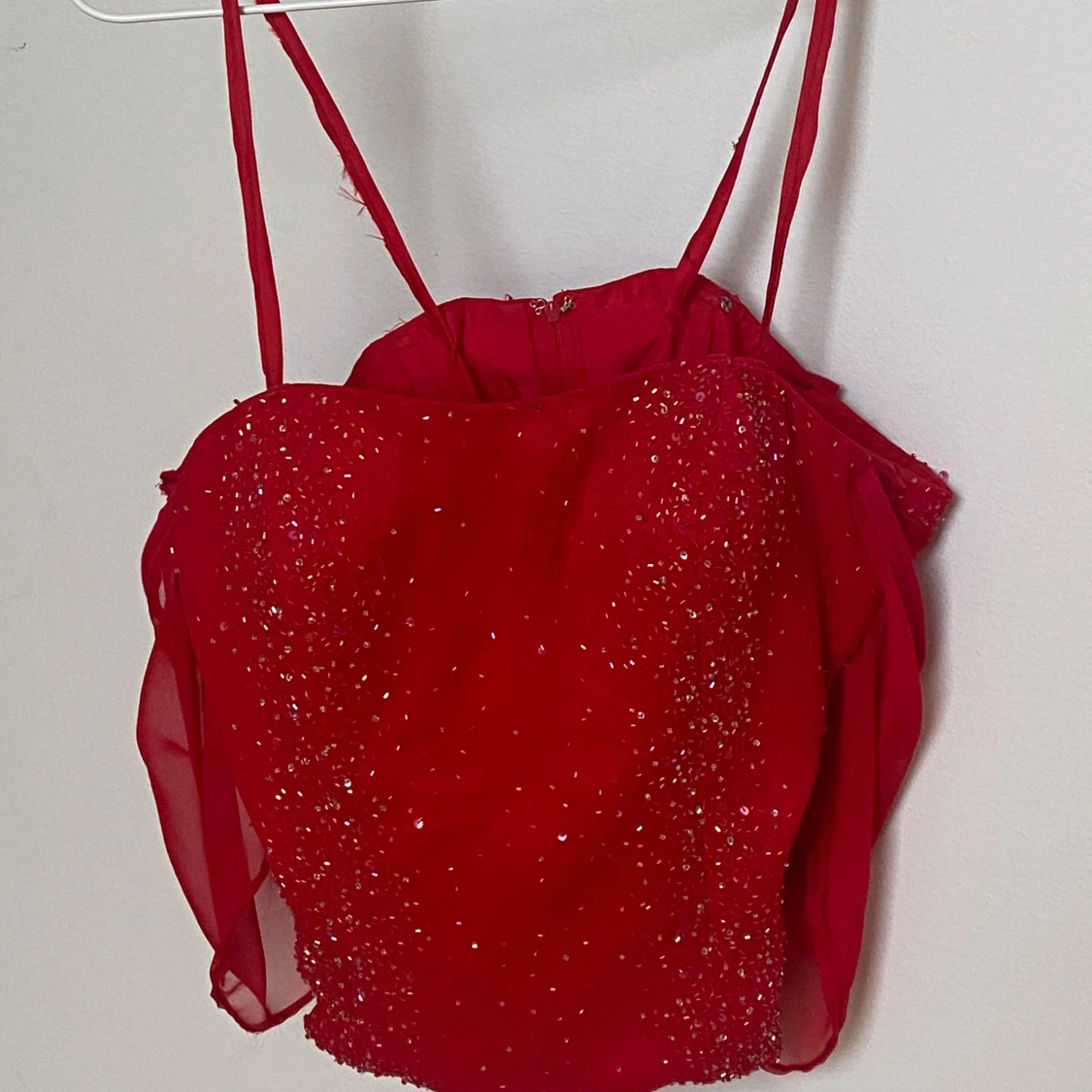 Röd glittrig korsettopp med meshärmar - 1