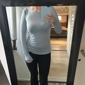 Ljusblå långärmad tröja i bomull - En enkel och stilren ljusblå Intimissmidupe långärmad tröja med rund hals. Tröjan är i mjukt bomullsmaterial och har en slim passform som sitter snyggt mot kroppen. Perfekt att matcha med jeans eller leggings för en clean look.🩷strl: 40 men passar även S/M🩷