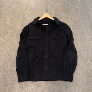Gant overshirt - Mörkblå Gant overshirt, perfekt för lager på lager outfits. Overshirten är i mycket bra skick, knappt använd. Storlek M, skriv i dm vid intresse/frågor😃