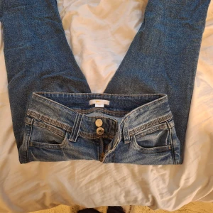 Bootcut jeans - Skit snygga blåa jeans från Gina med broderade mönster på bakficorna.😍 Jeansen har en tvättad look längst fram med två knappar. Storlek 152❣️❣️