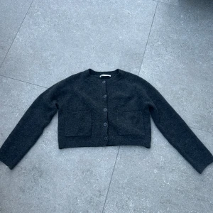 Mörkgrå kofta med knappar - Mörkgrå kofta från Zara. I jättebra skick och bara använd några gånger. Storlek S.