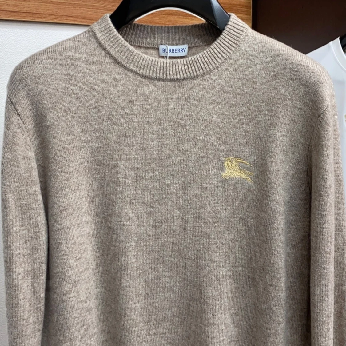 Beige stickad tröja från Burberry