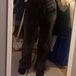 Mörkgråa Juicy Couture byxor - Mörkgråa mjukisbyxor från Juicy Couture i storlek XXS. Som nya, pris går att diskuteras