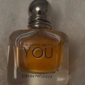 Emporio Armani In Love With You - Trendig parfym från Emporio Armani med modern känsla. Perfekt för dig som vill sticka ut och visa din personlighet. Snygg flaska som passar i väskan eller på hyllan. OBS! Slutsåld online! Nyskick, endast testsprutat!