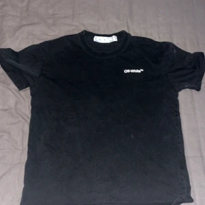 Svart  t-shirt  - Svart t-shirt i 100% bomull. Klassisk passform med korta ärmar och rund hals. Säljer denna T-shirt då den inte e min still längre.